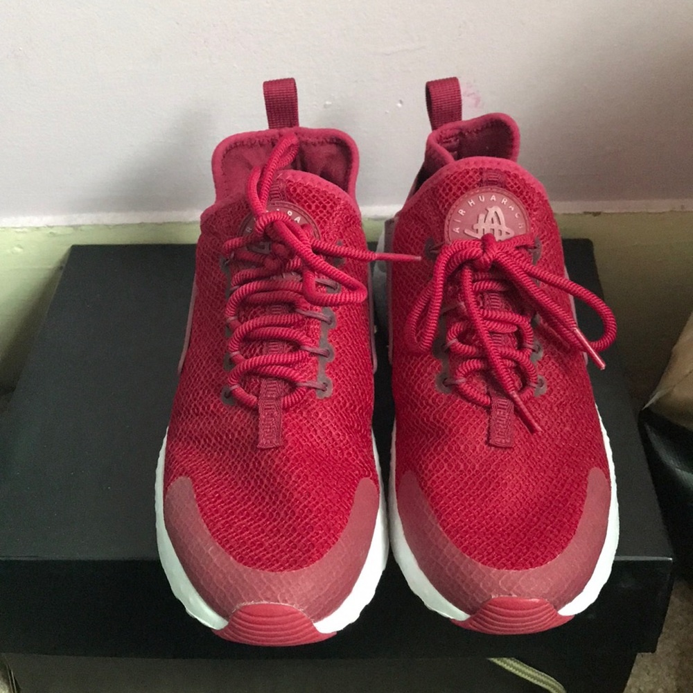 Nike women’s air huarrache maroon